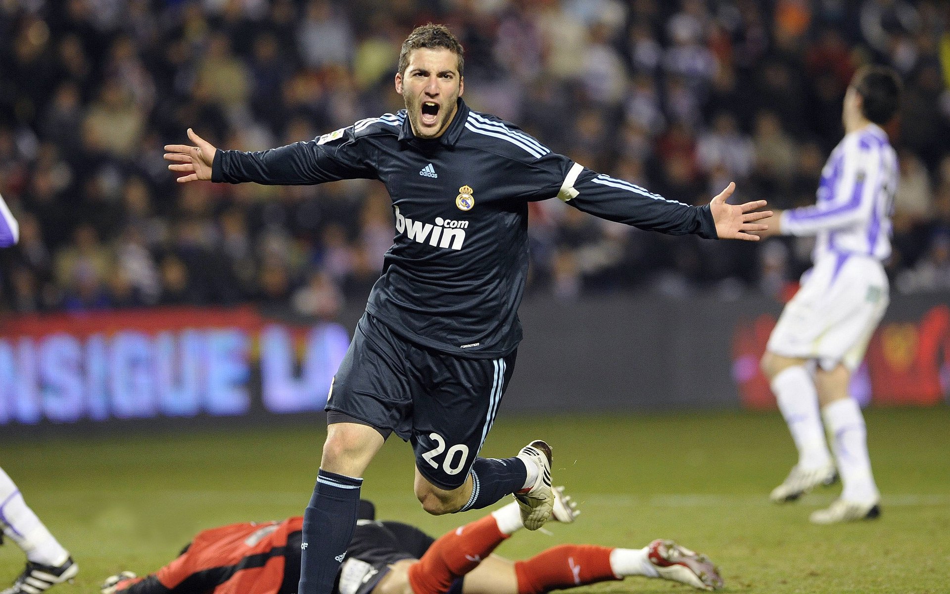 马赛引进欧洲各国球员，打造多元化阵容，马赛得欧冠