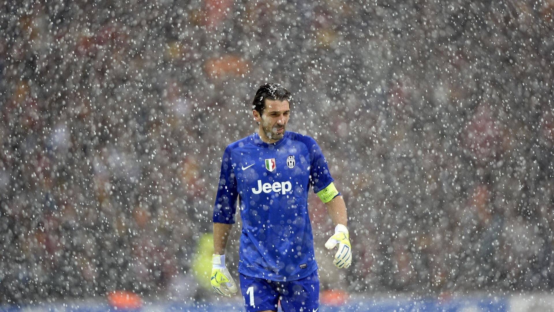 瑞士女足队员团结一心，齐心协力向前进