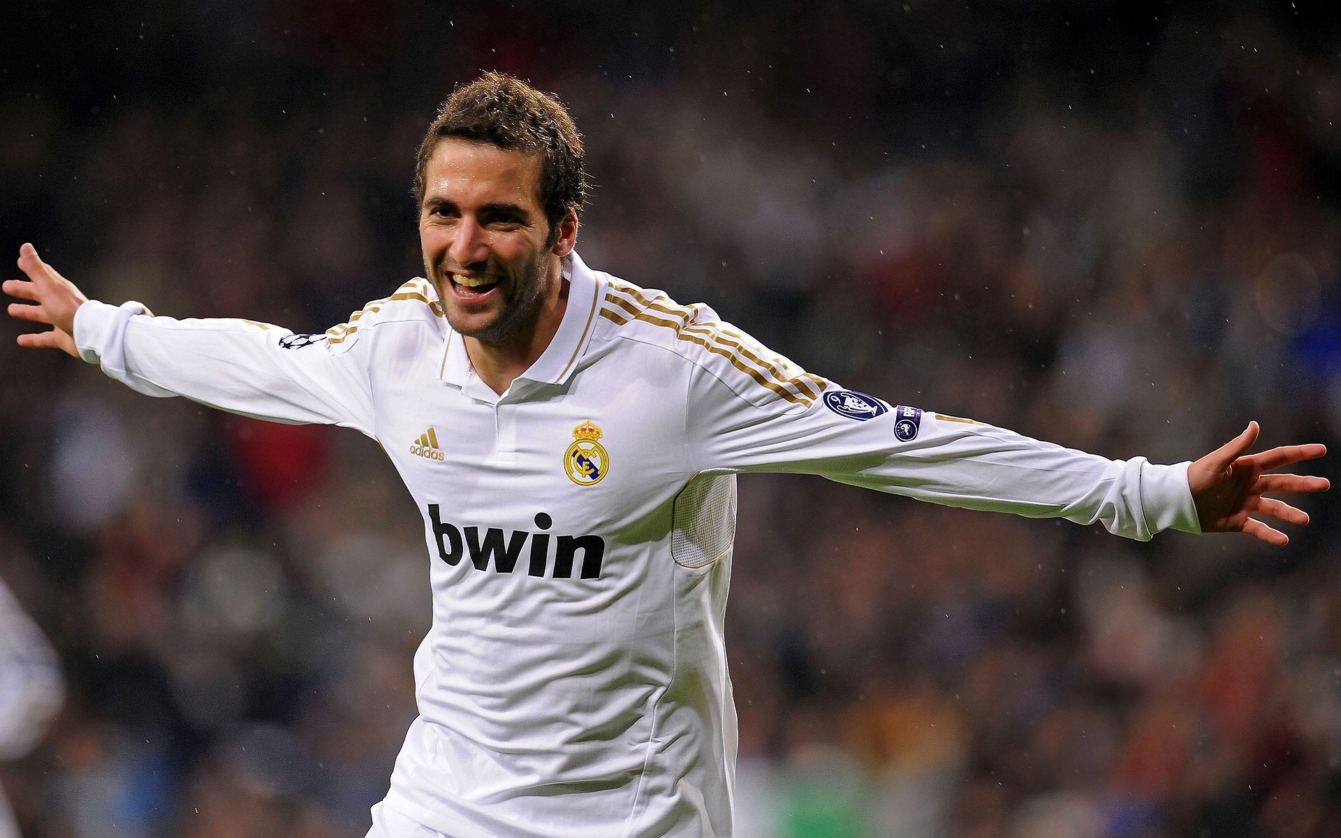 瑞士女足队员团结一心，齐心协力向前进