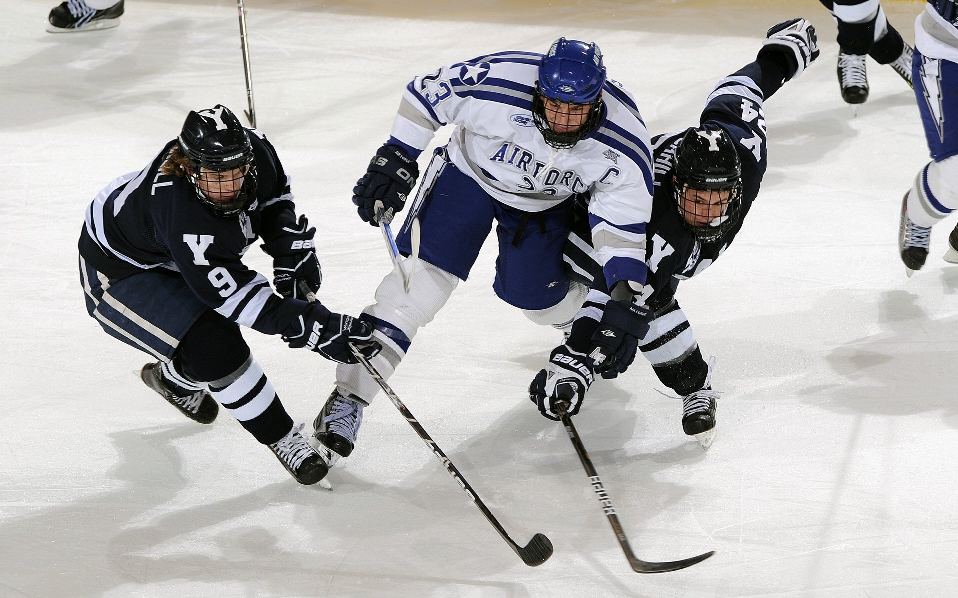 精彩足球盛事持续进行，球队实力对比激烈，足够精彩 足球比赛